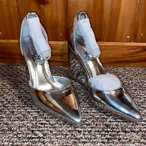 Rouge Helium - metallic silver wedge, size 6. Never worn.